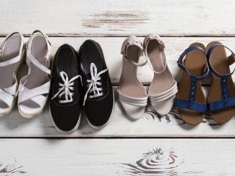 Scarpe da comprare in saldo subito: i modelli must-have dai sandali alle sneakers