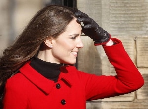 Kate adora il suo tailleur rosso firmato Luisa Spagnoli