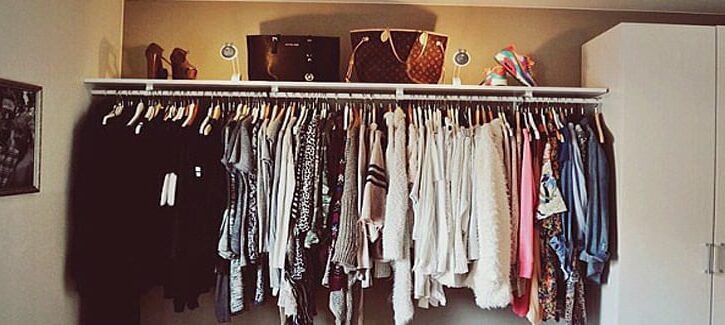 Donne che comprano vestiti che non indosseranno mai