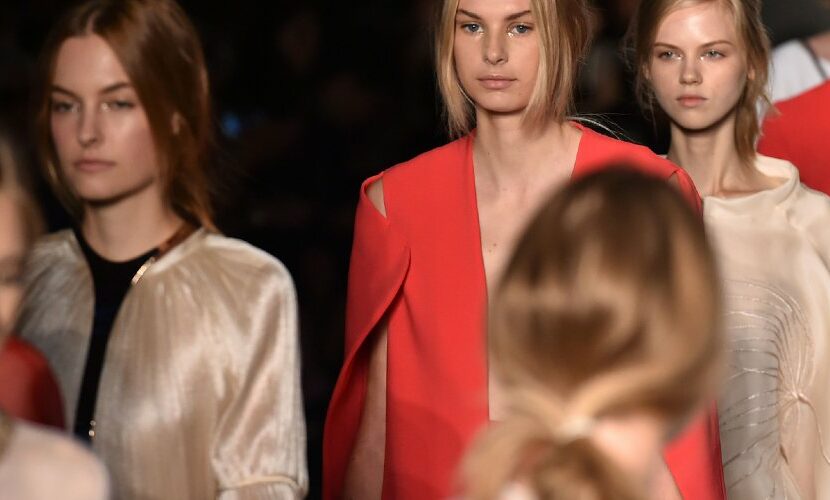 Vestiti anni 20: frange, piume e luccichii  Stile di moda, Settimana della  moda, Paris fashion week