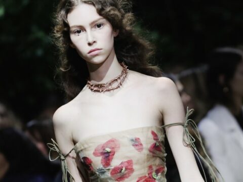 Sfilata Dior Haute Couture, la prima di Maria Grazia Chiuri è un tributo a Franca Sozzani