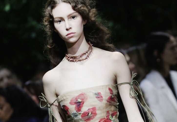 Sfilata Dior Haute Couture, la prima di Maria Grazia Chiuri è un tributo a Franca Sozzani
