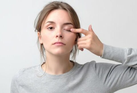 Sindrome dell'occhio secco: dal trucco ai ritocchini, ecco a cosa fare attenzione