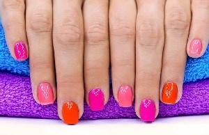 Trend smalti: le unghie si tingono di rosa!