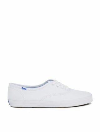 Le sneakers bianche sono il must dell'autunno/ inverno