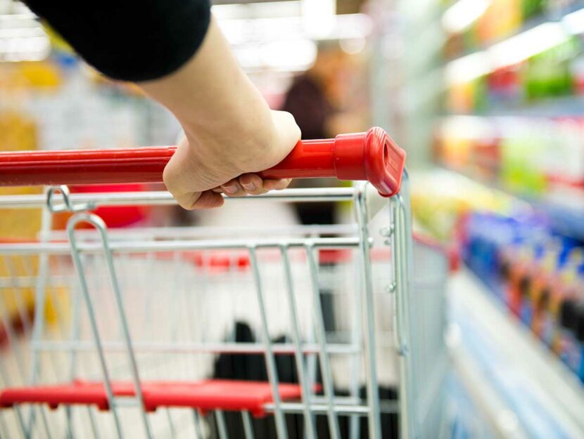 Una donna spinge il carrello al supermercato