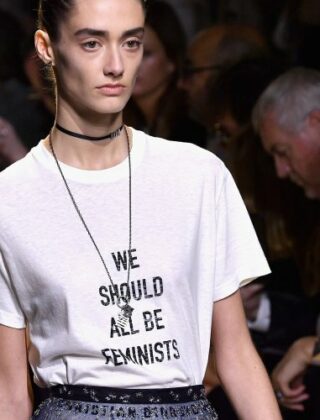 T-shirt con slogan femministi: non solo Dior, storia e contorni di questo 