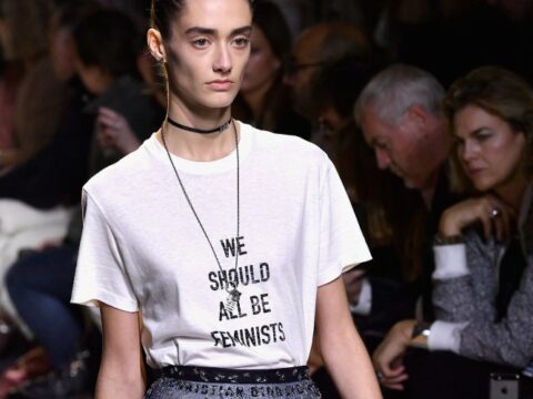T-shirt con slogan femministi: non solo Dior, storia e contorni di questo "fenomeno"