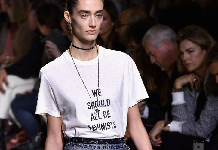 T-shirt con slogan femministi: non solo Dior, storia e contorni di questo 