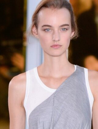 T-shirt sotto il vestito: come indossare il trend del momento