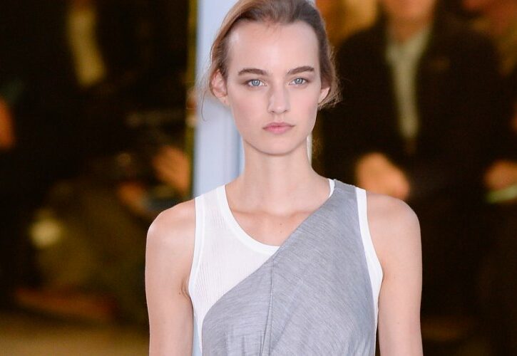 T-shirt sotto il vestito: come indossare il trend del momento