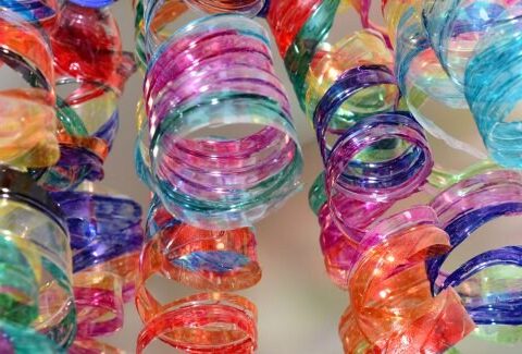 Tappi e bottiglie di plastica: idee creative per utilizzarli