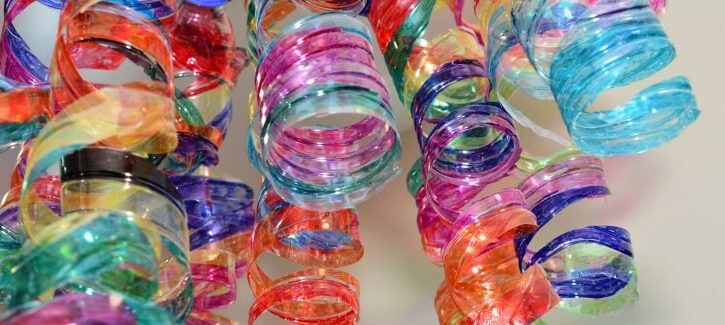 Tappi e bottiglie di plastica: idee creative per utilizzarli