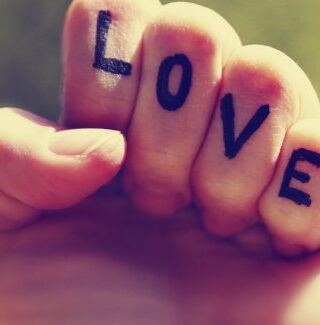 Tatuaggi sulle dita: qualche idea