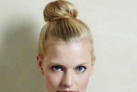 Tendenza capelli: lo chignon alto