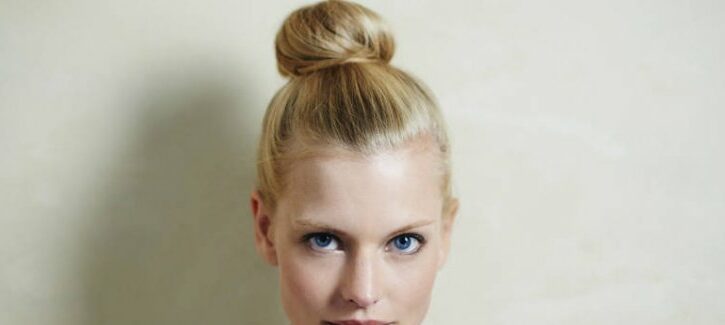Tendenza capelli: lo chignon alto