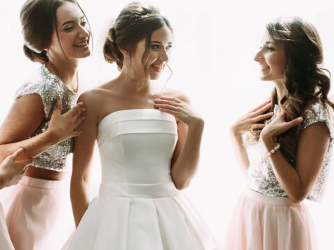 Tendenze capelli e acconciature sposa Primavera Estate 2017, dal raccolto al semiraccolto, corti o lunghi: tutte le foto a cui ispirarsi