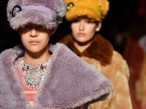 Tendenze cappotti Autunno Inverno 2018: torna il lungo, ma iperfemminile e le pellicce (sintetiche) colorate