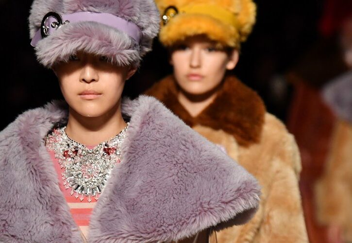 Tendenze cappotti Autunno Inverno 2018: torna il lungo, ma iperfemminile e le pellicce (sintetiche) colorate