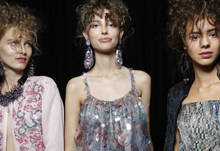 Tendenze make-up e beauty primavera estate 2019: tra nude look, colori pop e smokey eyes geometrici