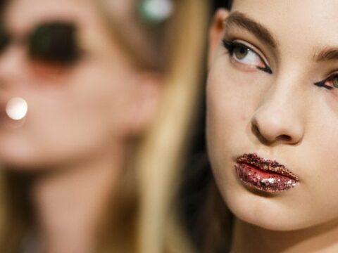 Tendenze trucco e make-up Primavera Estate 2017: occhi glossy e labbra metallizzate