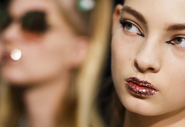 Tendenze trucco e make-up Primavera Estate 2017: occhi glossy e labbra metallizzate