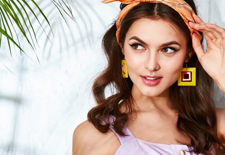 Trucchi e make-up da portare in vacanza: waterproof, travel size e qualche trucchetto