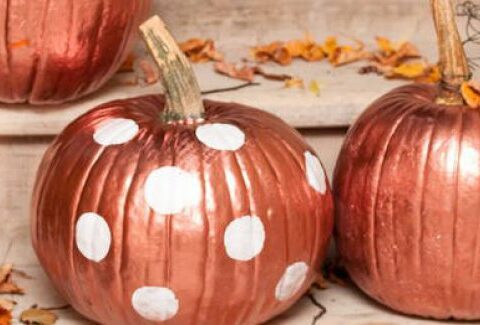 Come fare zucche di Halloween metallizzate per l'ingresso di casa