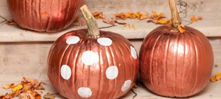 Come fare zucche di Halloween metallizzate per l'ingresso di casa