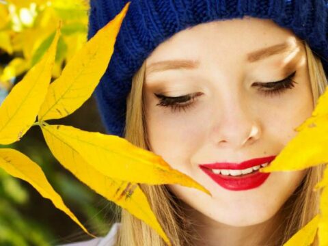 Un beauty case in giallo, ispirazione al profumo di Primavera per la Festa della donna