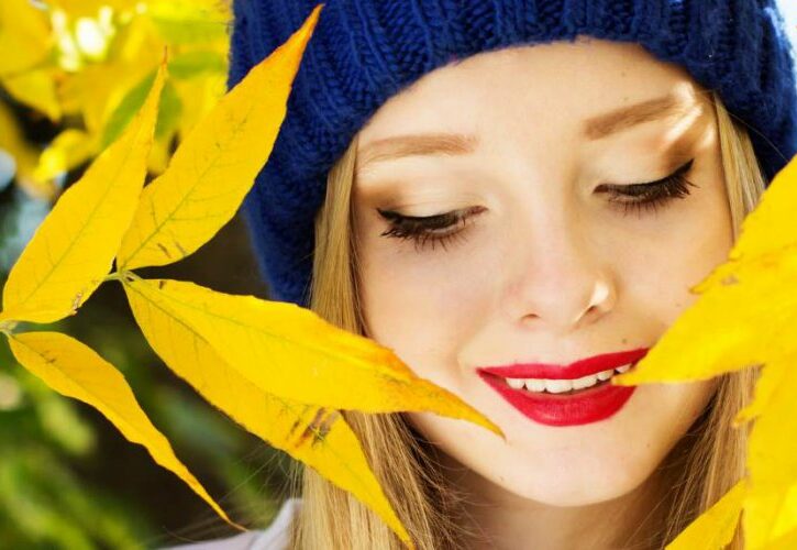 Un beauty case in giallo, ispirazione al profumo di Primavera per la Festa della donna