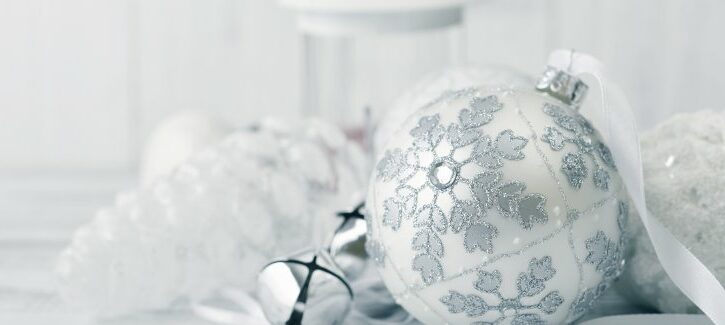 Albero di Natale bianco: idee e addobbi per decorarlo