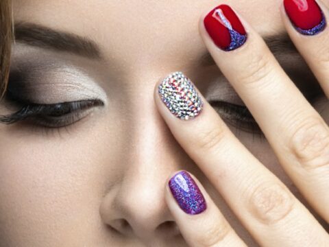 Unghie super chic per Capodanno, glitter o nail art a tema?