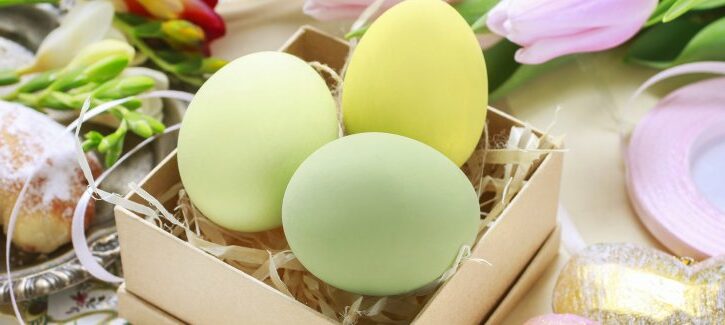 Uova di Pasqua con la cartapesta