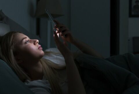 Usare lo smartphone di notte? Fa male ed ecco perchè