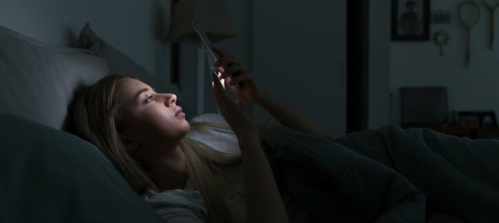 Usare lo smartphone di notte? Fa male ed ecco perchè