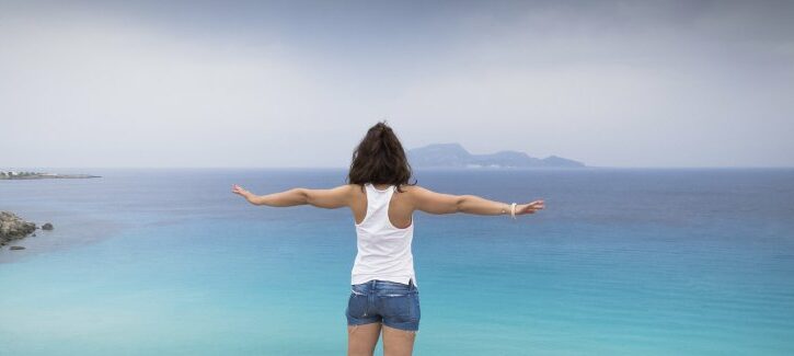 Vacanze su un'isola chic e selvaggia: cosa mettere in valigia