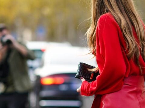 Vestirsi di rosso per le feste di Natale, la guida all'outfit perfetto