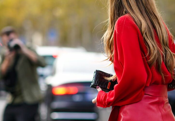Vestirsi di rosso per le feste di Natale, la guida all'outfit perfetto