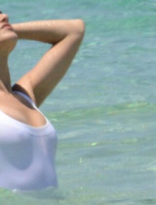 Vip al mare in costume, dal bikini al costume intero: copia le celebrities