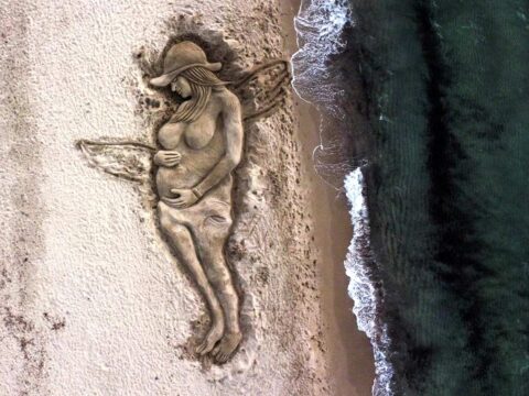 Omicidio Giulia Tramontano, una scultura di sabbia per ricordarla