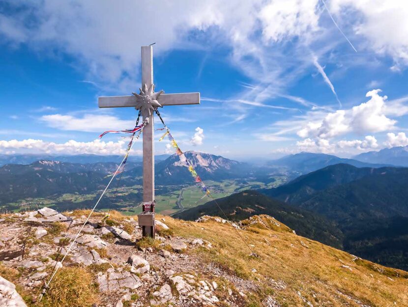 Croce in vetta in montagna