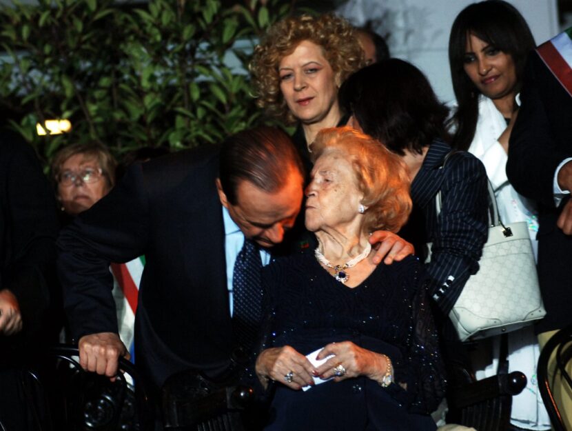 Silvio Berlusconi e il rapporto con mamma Rosa Donna Moderna Silvio Berlusconi e il rapporto con mamma Rosa Donna Moderna