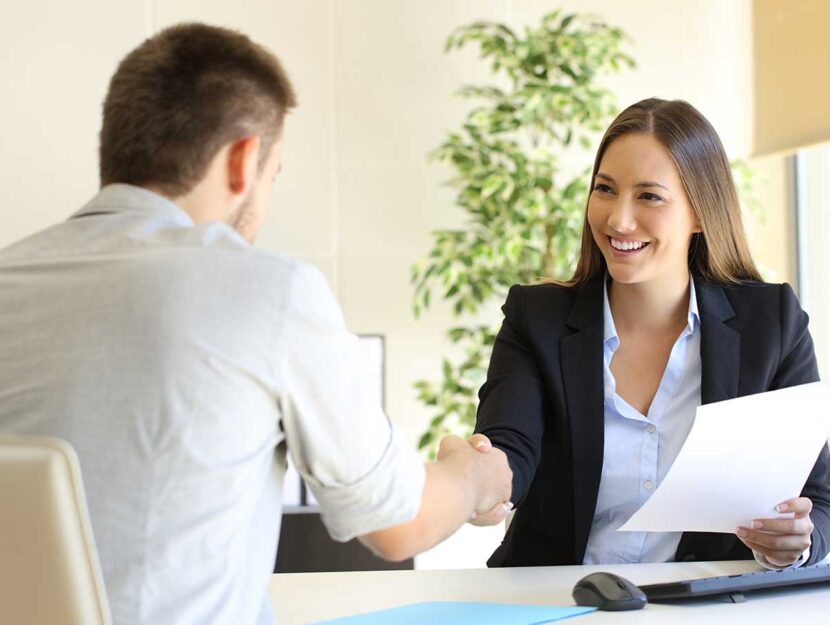 Una ragazza al colloquio di lavoro