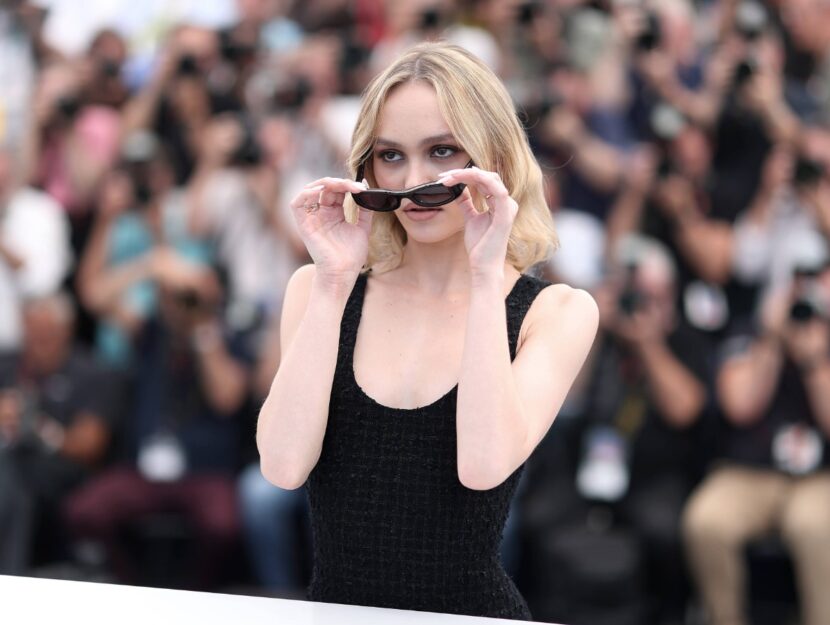 Lily-Rose Depp paparazzata con la sigaretta a Cannes