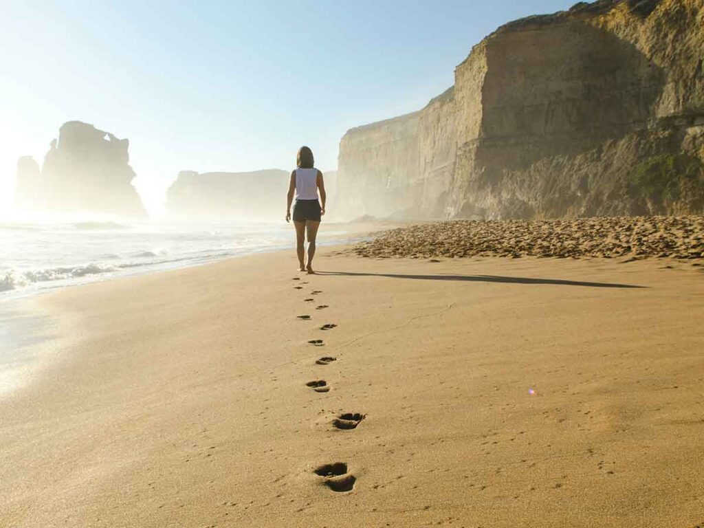 donna-cammina-sulla-spiaggia-mare