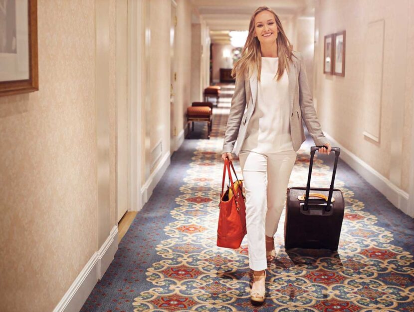 Una donna cammina nel corridoio di un hotel