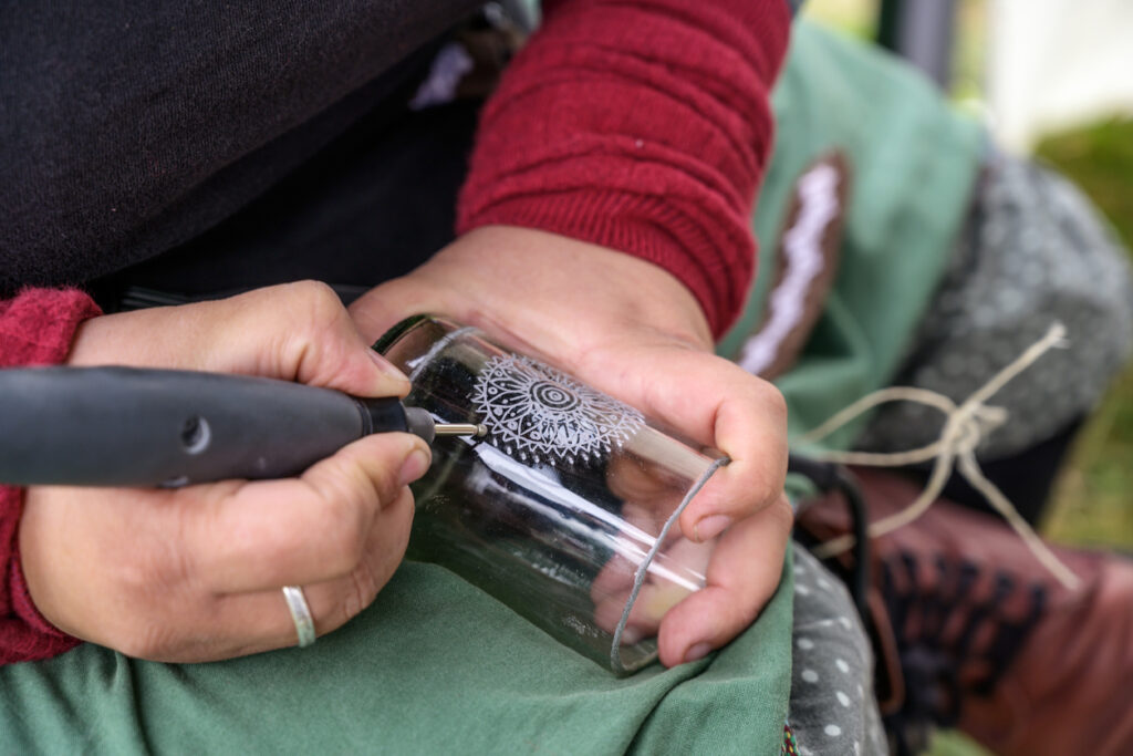 Come si fa ad incidere sulle bottiglie e barattoli di vetro