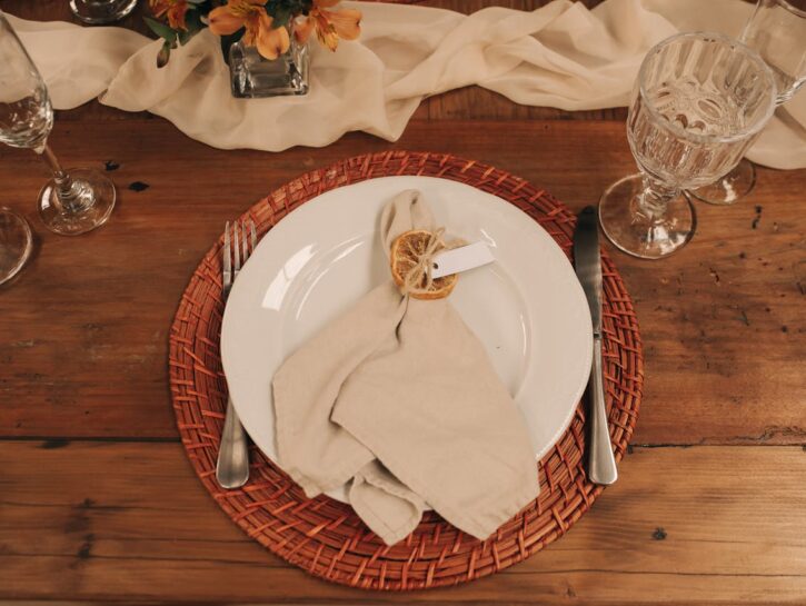 Mise en place perfetta: le regole del galateo per una tavola impeccabile