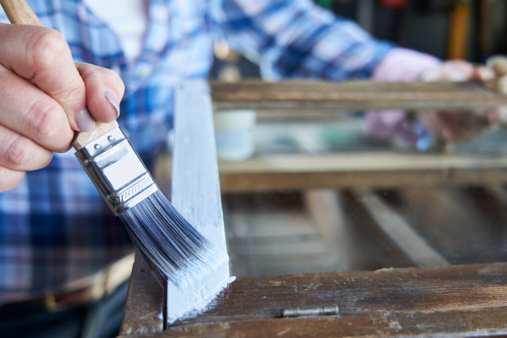 Come rifinire un mobile in foglia d'argento